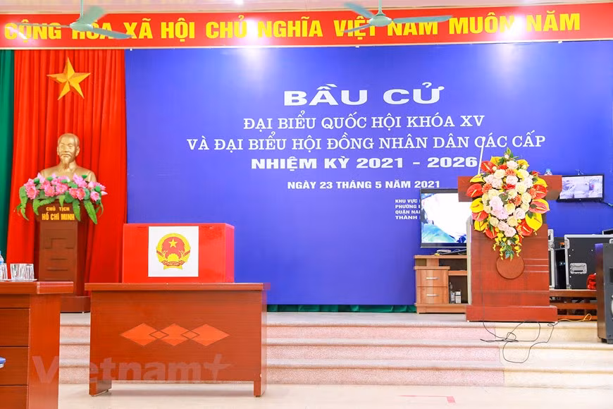 El área de votación número 9, barrio de Me Tri, distrito de Nam Tu Liem, Hanoi, se han completado los preparativos para el día de las elecciones. La preparación para la elección se lleva a cabo en el contexto de los complicados desarrollos de la pandemia del COVID-19, que requiere asegurar las regulaciones electorales y cumplir con los requisitos de prevención y control de enfermedades. En el contexto de que la epidemia todavía tiene muchos riesgos potenciales, los departamentos funcionales de la ciudad han seguido estrictamente las instrucciones para garantizar la seguridad absoluta. Se implementa la recomendación del Ministerio de Salud al colocar las mesas de votación a una distancia segura. (Foto: Vietnam +) 