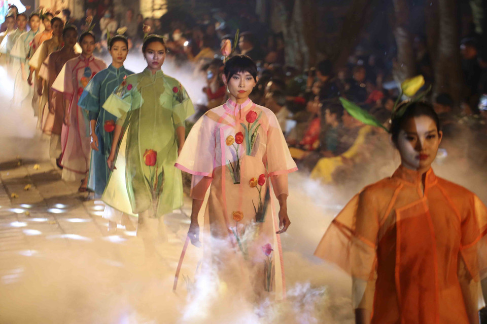 Desfile de Ao dai. (Fuente: VNA)