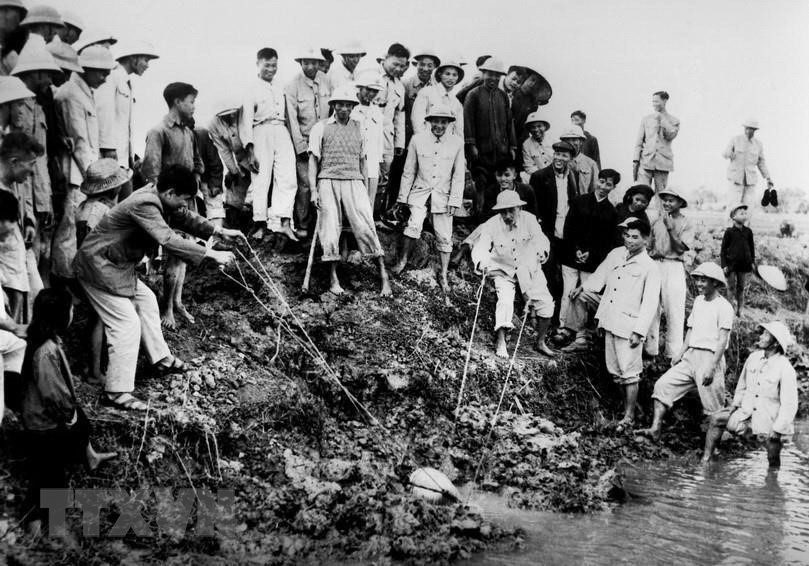 El Presidente Ho Chi Minh visitó y participó el 12 de enero de 1958 en la ingesta de agua contra la sequía con los agricultores en la comuna de Dai Thanh, distrito de Ha Dong (perteneciente a Hanoi en la actualidad) (Fuente: VNA)