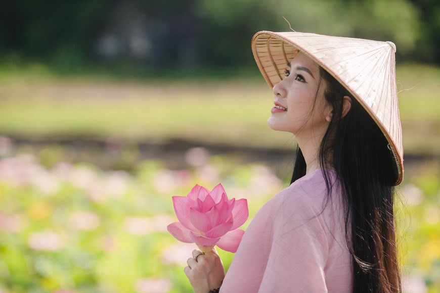 La laguna de loto se encuentra en el complejo de lugares escénicos de Trang An, que se destaca con flores de loto blancas y rosadas. Esta escena poética atrae a turistas nacionales y extranjeros a explorar en el verano. La laguna de lotos se encuentra al pie de la montaña Ngoa Long, rodeada de arrozales, trayendo un paisaje poético. El complejo Trang An recibió en 2014 el reconocimiento de Patrimonio de la Humanidad, por la Organización de las Naciones Unidas para la Educación, la Ciencia y la Cultura (UNESCO). Ese sitio, que se extiende sobre el territorio de 20 comunas de cinco distritos y ciudades de Ninh Binh, está compuesto por la antigua ciudadela de Hoa Lu, el homónimo bosque primitivo, y el complejo de Trang An-Tam Coc-Bich Dong. (Foto: Vietnam +) 