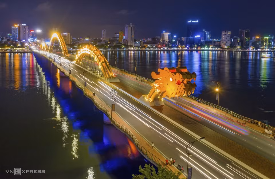 Da Nang es considerada como la "ciudad de los puentes", en la que el Puente Rong con la arquitectura que simula un dragón de la Dinastía Ly extendiéndose con fuerza hacia el mar, es el más impresionante y más visitado. (Fuente: Vnexpress)