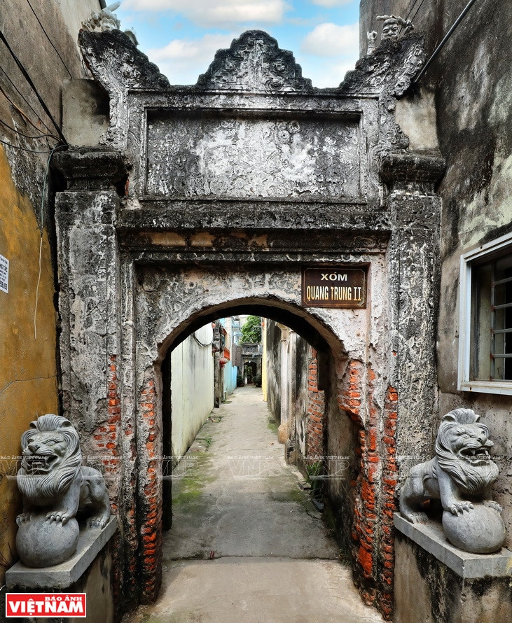 Una de las pocas puertas originales de la aldea que quedan con el paso del tiempo. (Fuente: VNA)