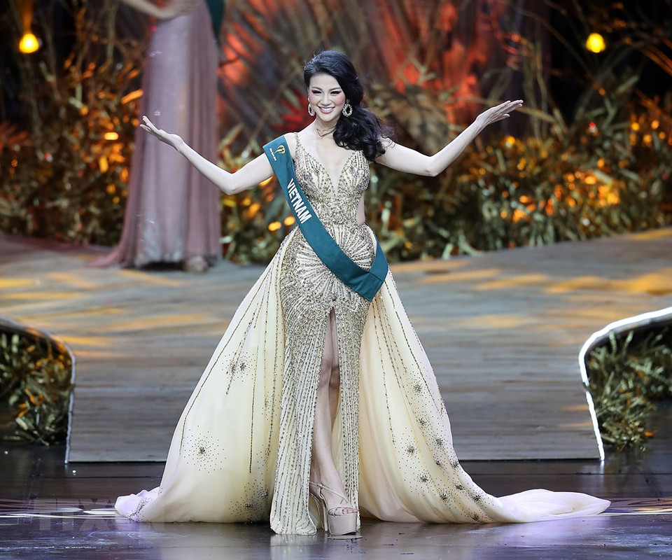 La vietnamita Nguyen Phuong Khanh en el vestido de gala en la final de Miss Tierra 2018 (Fuente: Xinhua/VNA)