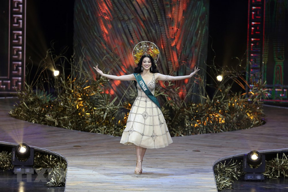 La vietnamita Nguyen Phuong Khanh en la final de Miss Tierra 2018 (Fuente: Xinhua/VNA)