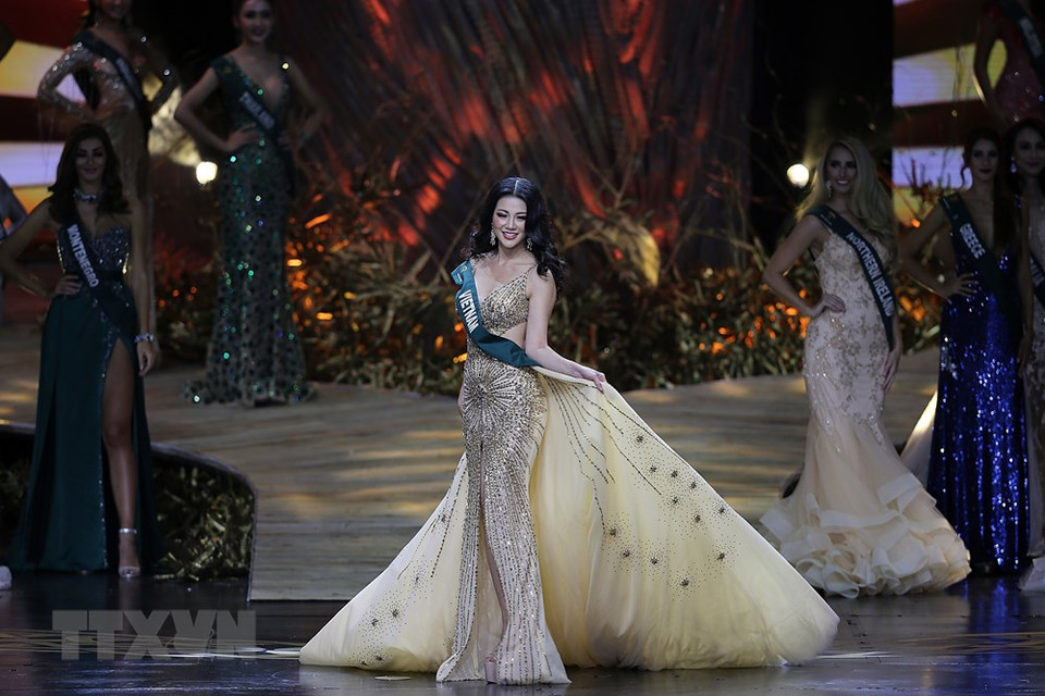 La vietnamita Nguyen Phuong Khanh en el vestido de gala en la final de Miss Tierra 2018 (Fuente: Xinhua/VNA)