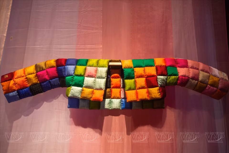 Acolchando y uniendo pequeños trozos de tela de seda conservados durante mucho tiempo, el diseñador Trinh Bich Thuy creó colores que se asemejan a nubes flotantes en la colección. (Fuente: VNA)
