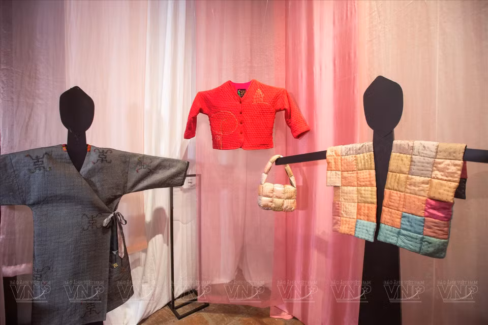 Las camisas confeccionadas en tejido de seda y organza con un diseño de estilo retro. (Fuente: VNA)