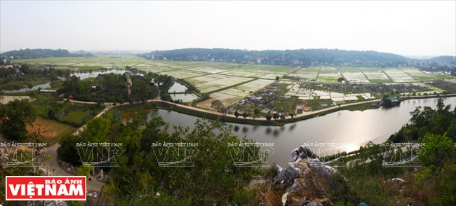 Panorama de las aldeas a lo largo de los campos verdes de la antigua región de Doai vista desde la montaña Tram. (Foto: Khanh Long)