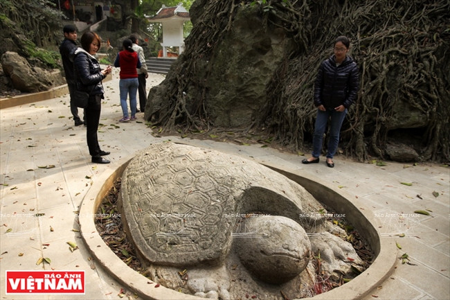  Antiguo poema elogiando el impresionante paisaje de la montaña Tram. (Foto: Khanh Long)