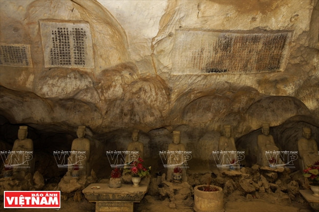 Estatuas de piedra en la pagoda Hang, situadas en la cueva de Long Tien a los pies de la montaña. (Foto: Khanh Long)