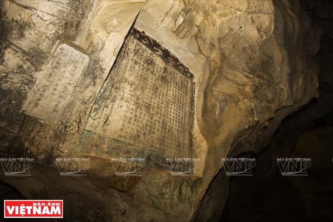 Quince poemas y escrituras valiosas talladas en piedra en la pagoda Hang. (Foto: Viet Cuong)