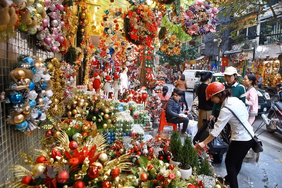  Diversos productos decorativos y típicos de la Navidad se presentan en tiendas de souvernirs y puestos de venta en calles en Hanoi (Fuente: VNA)