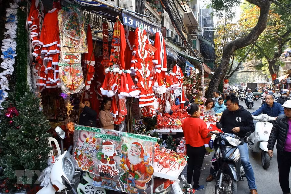 Visitantes recorren tiendas de souvernirs y puestos de venta de productos navideños en calles capitalinas (Fuente: VNA)