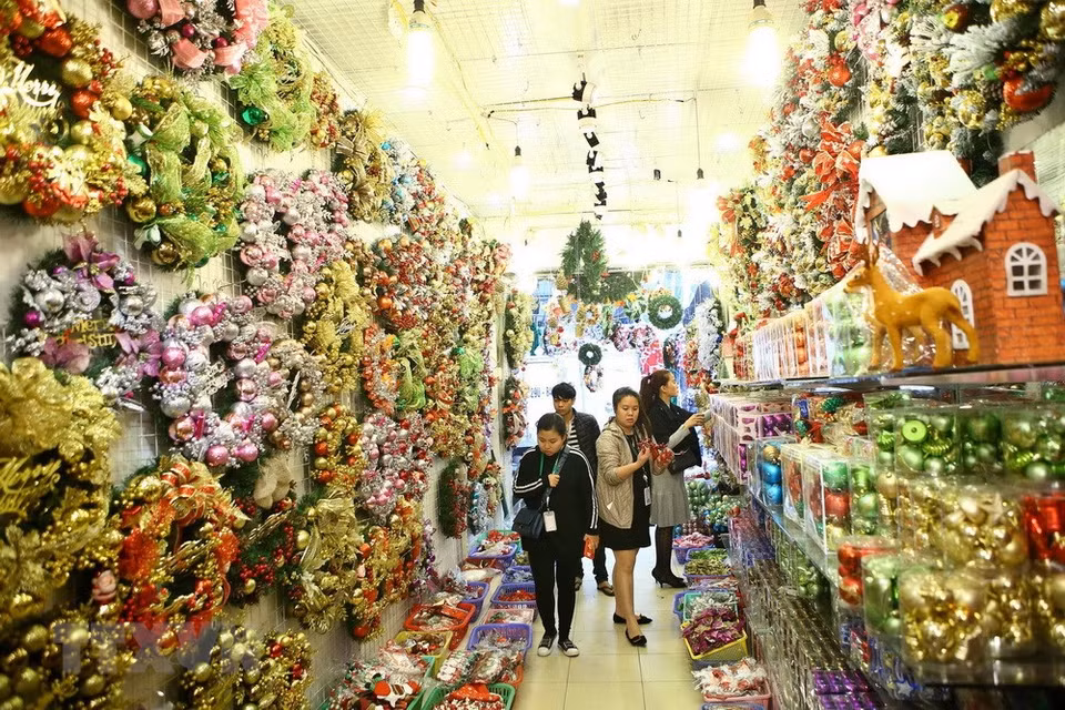 Visitantes recorren tiendas de souvernirs y puestos de venta de productos navideños en calles capitalinas (Fuente: VNA)