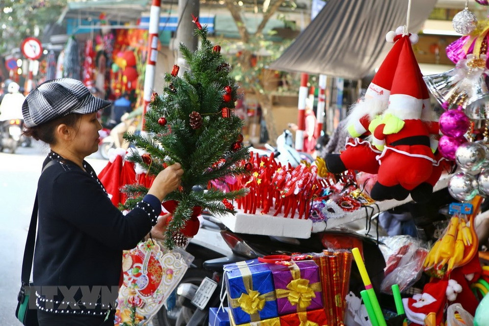 Visitantes recorren tiendas de souvernirs y puestos de venta de productos navideños en calles capitalinas (Fuente: VNA)
