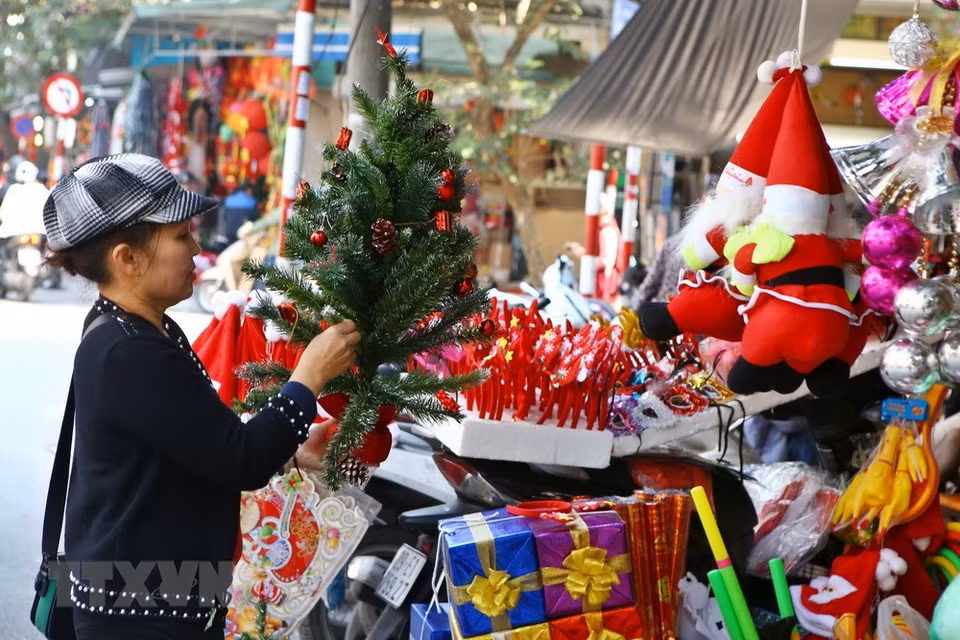 Visitantes recorren tiendas de souvernirs y puestos de venta de productos navideños en calles capitalinas (Fuente: VNA)