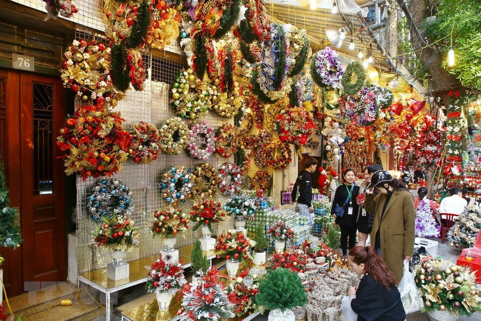 Visitantes recorren tiendas de souvernirs y puestos de venta de productos navideños en calles capitalinas (Fuente: VNA)