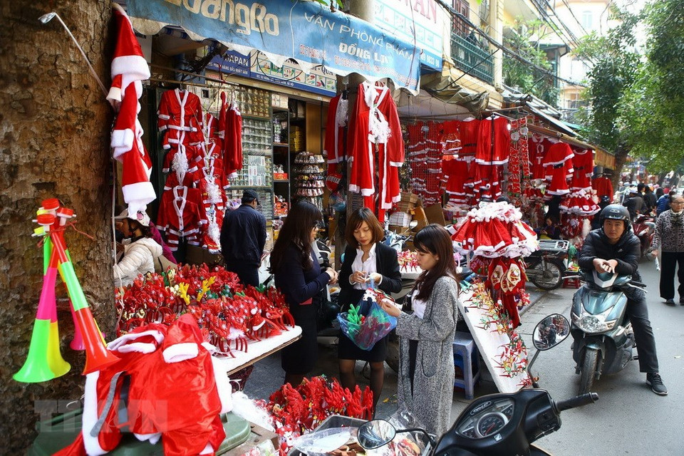  Diversos productos decorativos y típicos de la Navidad se presentan en tiendas de souvernirs y puestos de venta en calles en Hanoi (Fuente: VNA)