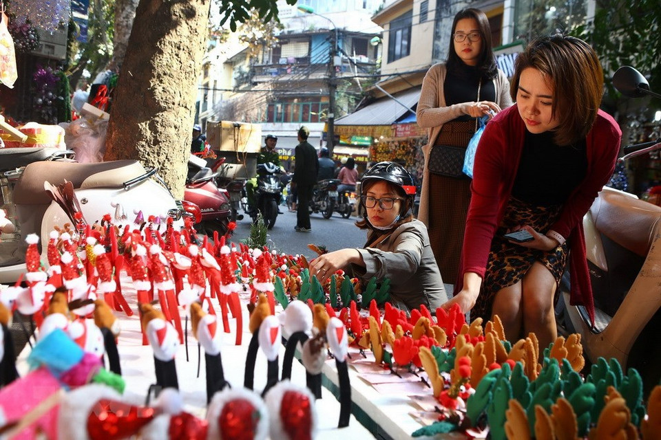  Diversos productos decorativos y típicos de la Navidad se presentan en tiendas de souvernirs y puestos de venta en calles en Hanoi (Fuente: VNA)