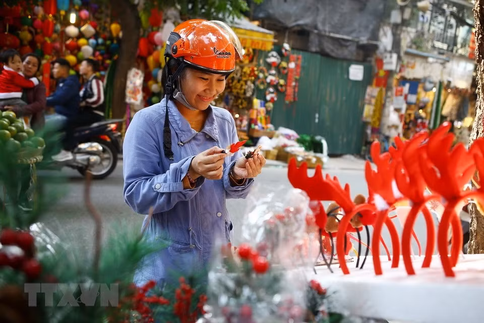 Visitantes recorren tiendas de souvernirs y puestos de venta de productos navideños en calles capitalinas (Fuente: VNA)