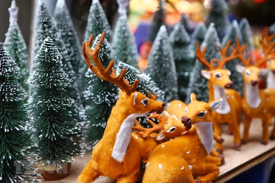 Diversos productos decorativos y típicos de la Navidad se presentan en tiendas de souvernirs y puestos de venta en calles en Hanoi (Fuente: VNA)