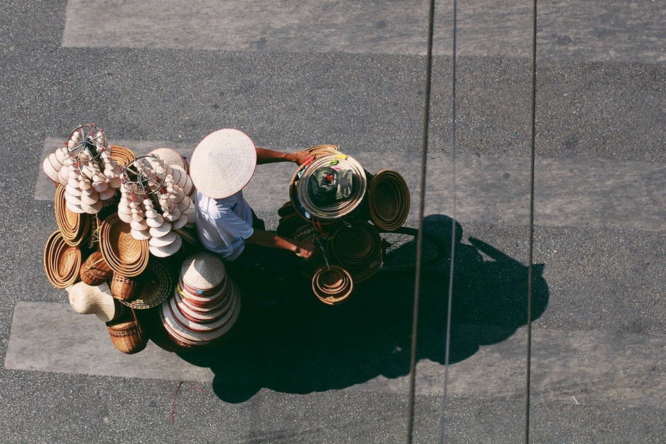 Una vendedora está vendiendo productos de artesanía en el Barrio Antiguo (Foto:VNA)
