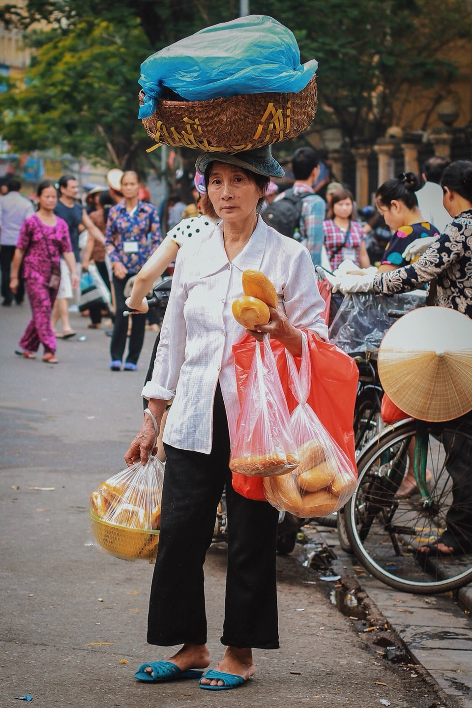 Una vendedora de panes (Fuente: VNA)