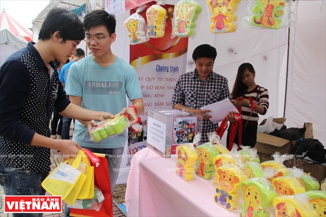 Los puestos de venta de regalos para recaudar dinero como contribución al programa humanitario también atraen a mucha gente. (Fuente: VNA)
