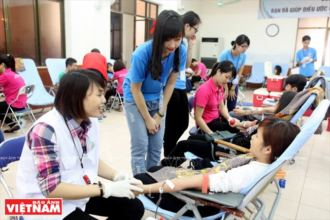 Voluntarios conversan con los donantes de sangre. (Fuente: VNA)