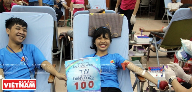 Thuy Hao y Cong Minh son una pareja especial, pues han donado sangre 100 veces. “Nos conocimos en el programa de donación de sangre y estoy muy feliz de participar en el evento de este año con mi novio. ʽMua Cau Vong es una actividad de gran importanciaʼ”, dijo Thuy Hao. (Fuente: VNA) 