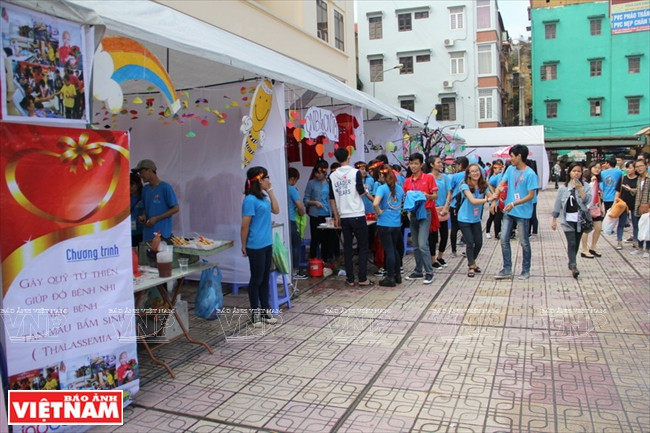 Puestos de venta de regalos al aire libre. (Fuente: VNA)