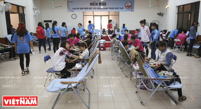 Desde la mañana temprano, la zona de donación de sangre se llena de los jóvenes. (Fuente: VNA)