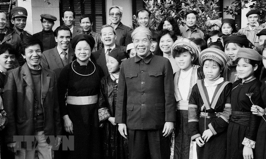 El exsecretario general del PCV, Do Muoi, visita la escuela preuniversitaria para estudiantes de minorías étnicas de Tuyen Quang en 1992 (Fuente: VNA)