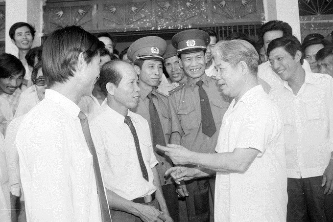 Do Muoi visita la provincia de Quang Tri en 1990 (Fuente: VNA)