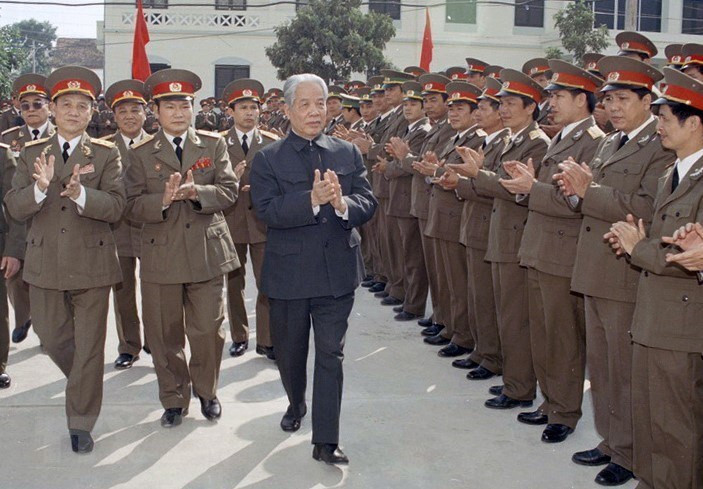 Do Muoi visita la Academia de Defensa, en 1997 (Fuente: VNA)