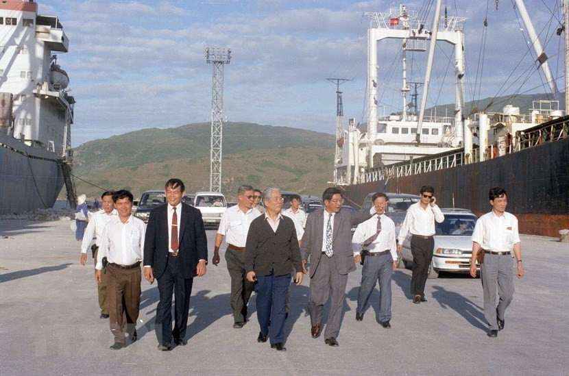 Do Muoi visita el puerto de Quy Nhon, Binh Dinh, en 1996 (Fuente: VNA) 