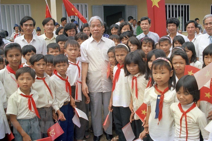  Do Muoi visita la escuela secundaria de An Thach, distrito de Ben Luc, provincia de Long An, en 1996 (Fuente: VNA)