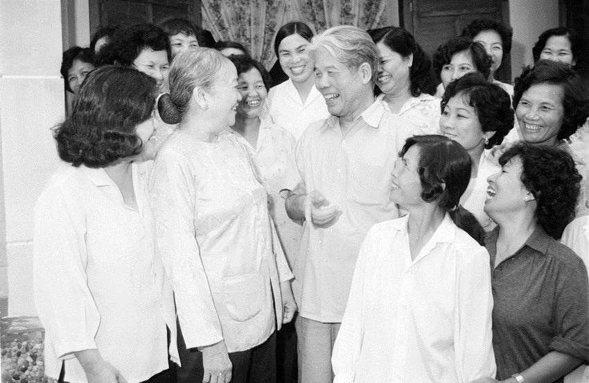 Do Muoi y delegados participantes en la séptima reunión del Comité ejecutivo de la Unión de Mujeres de Vietnam del VI mandato, en 1991 (Fuente: VNA)