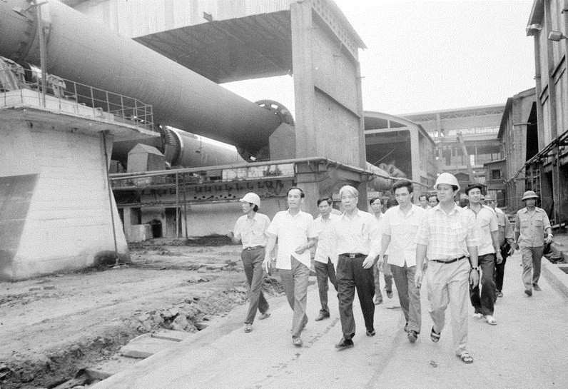Do Muoi visita la fábrica de cemento en la ciudad de Hai Phong en 1991 (Fuente: VNA)