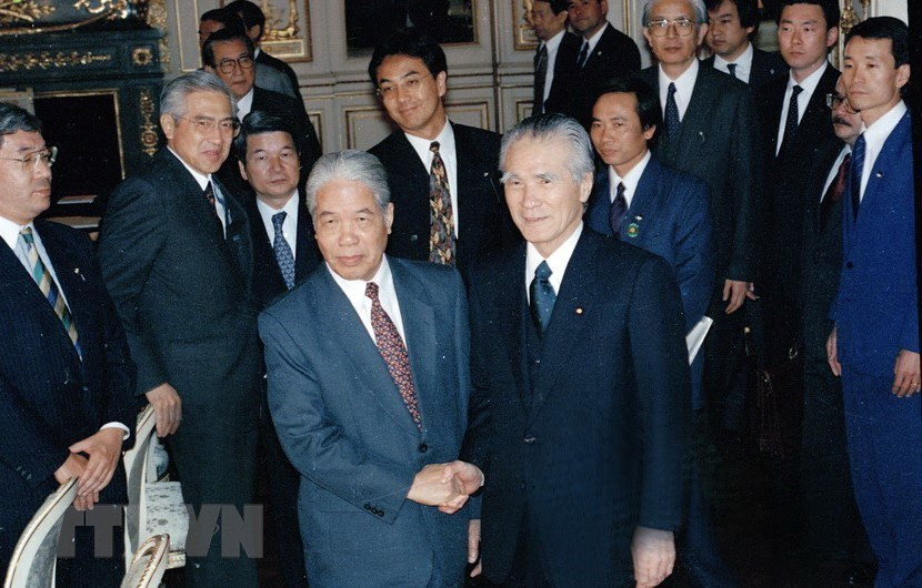 Do Muoi y el primer ministro de Japón, Tomiichi Murayama, en la visita oficial al país esteasiático en 1995 (Fuente: VNA)