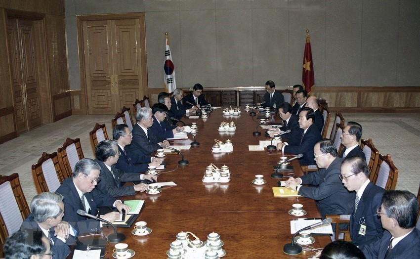 Do Muoi y el presidente de Corea del Sur, Kim Young-sam, en sus conversaciones en Seúl, en 1995 (Fuente: VNA)