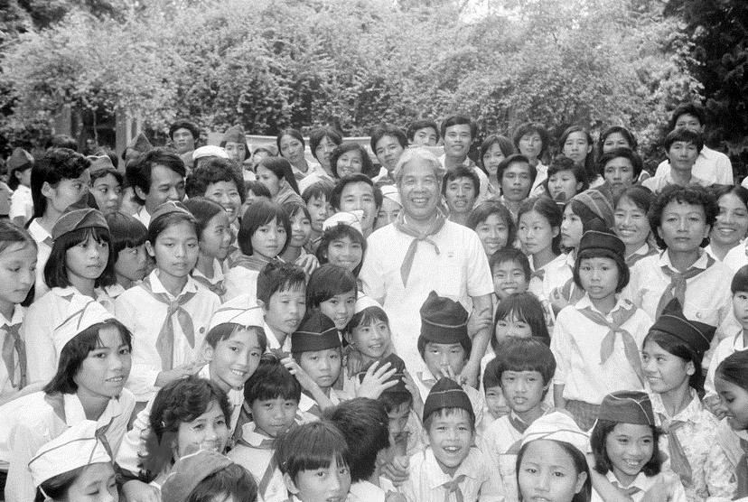 Do Muoi y niños provenientes de Hanoi y la provincia de Thai Binh en el Mausoleo del Presidente Ho Chi Minh, en 1990 (Fuente: VNA)