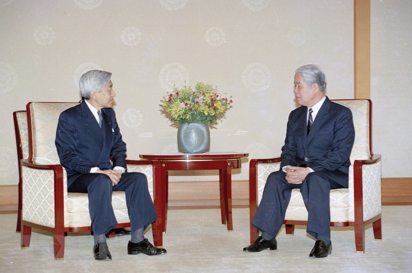 El emperador de Japón, Akihito, y Do Muoi en Tokio, en 1995 (Fuente: VNA)