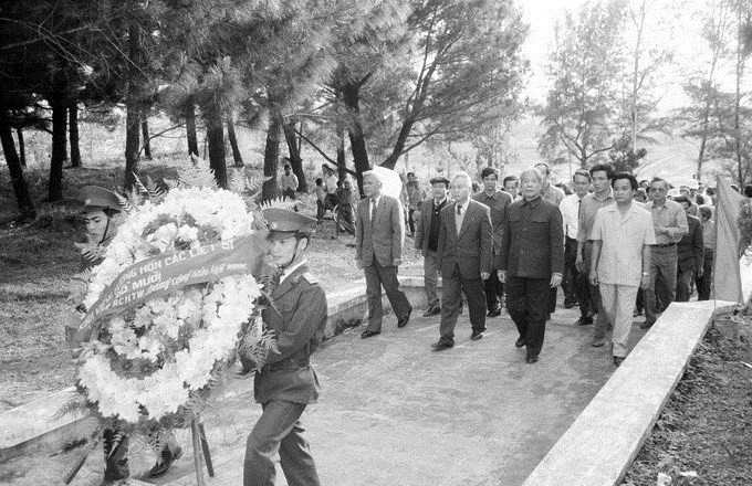 Do Muoi rinde homenaje póstumo a mártires en el cementerio de Truong Son, en la provincia de Quang Tri, en 1993 (Fuente: VNA)