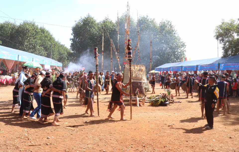 Las actuaciones de gongs representan la conexión comunitaria y solidaridad (Fuente: VNA)