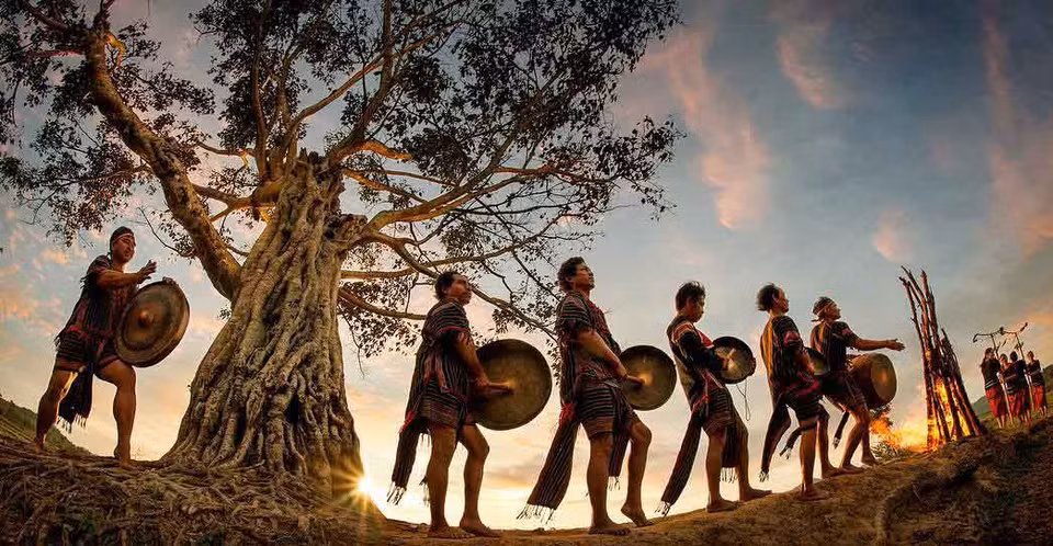 La actuación a dueto con gongs de pobladores de Tay Nguyen forma parte indispensable de los festivales locales (Fuente: VNA)