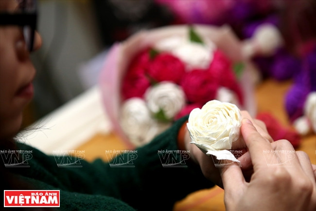 Diversos tipos de flores, como de melocotón, crisantemos y rosas, están listos para el mercado en el Año Nuevo Lunar (Fuente: Revista Vietnam) 