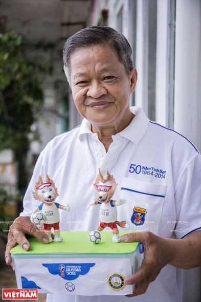 Profesor Nguyen Thanh Tam con sus productos hechos a mano