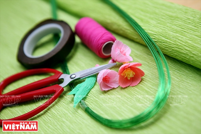 Creación de flores de melocotón, de papel (Fuente: Revista Vietnam)