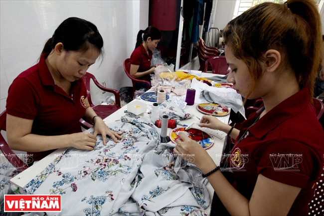 Elaboraciónde abalorios de forma manual (Fuente: Revista Vietnam)